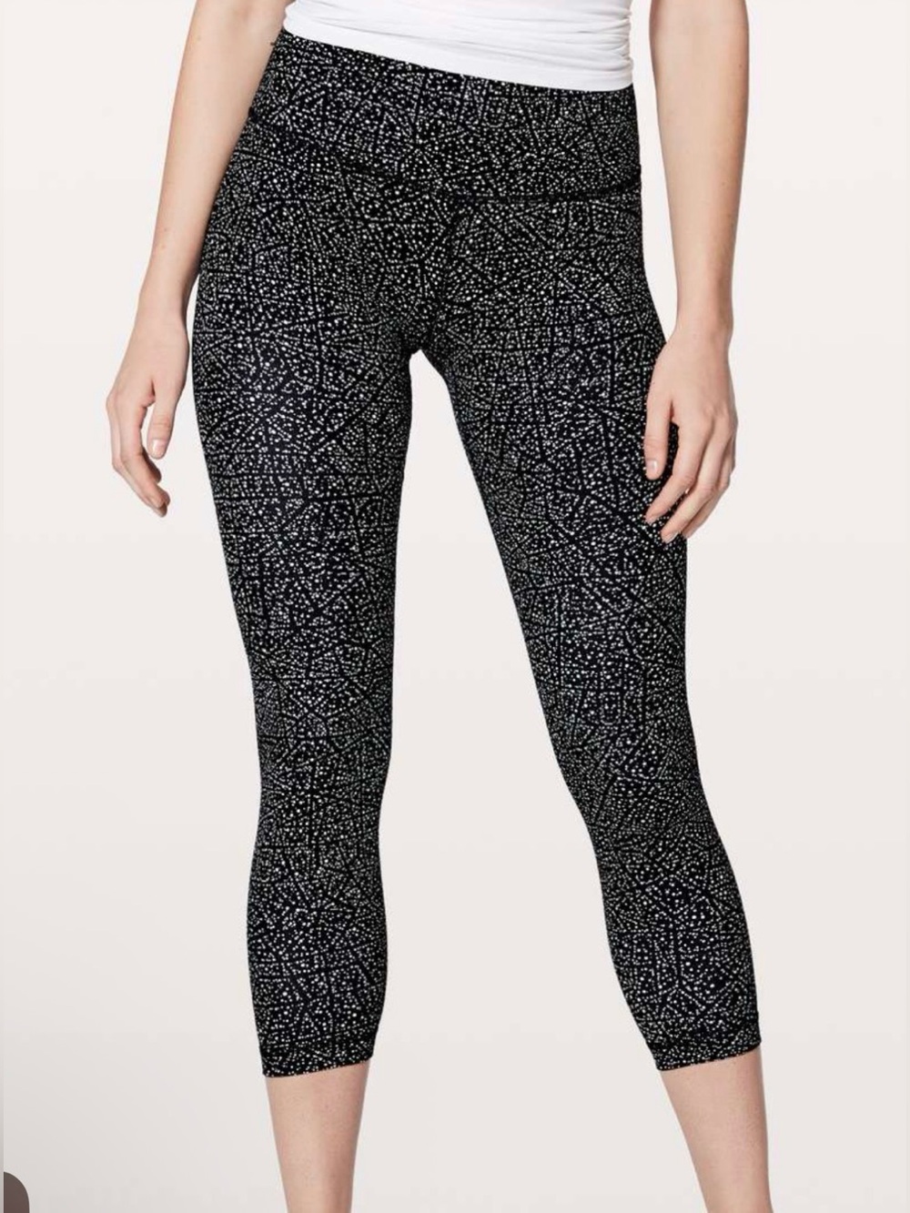 Lululemon Align Pant II 25"
Night View White Black size 12